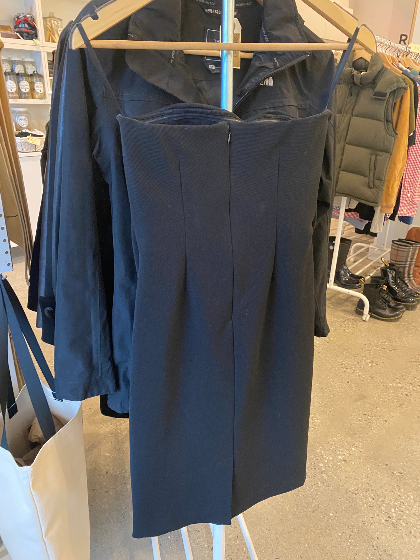 Consignment - 6507-2 Banana Republic strapless black dress sz 0