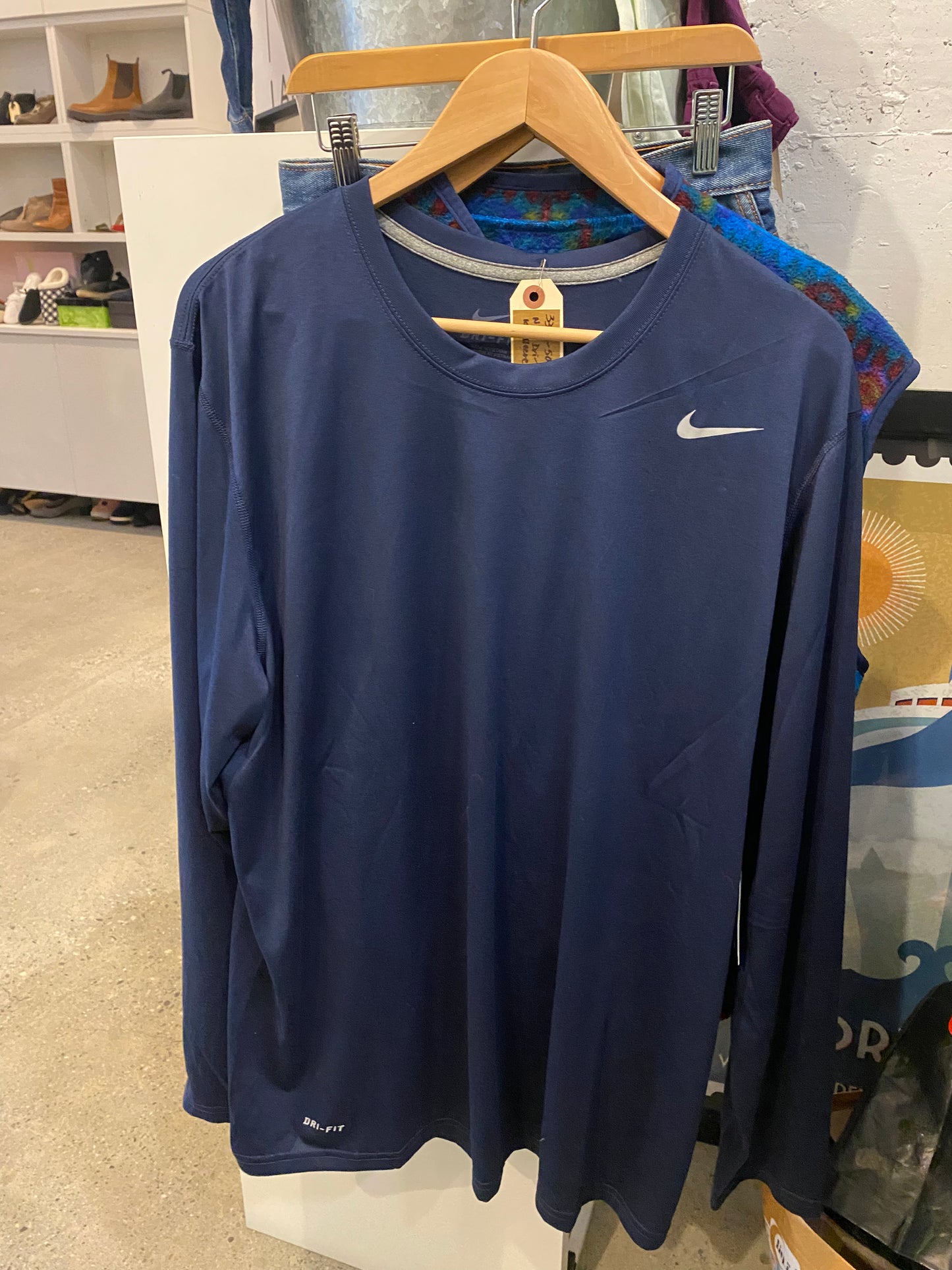 Consignment 3342-50 Nike Dri-Fit long sleeve navy shirt