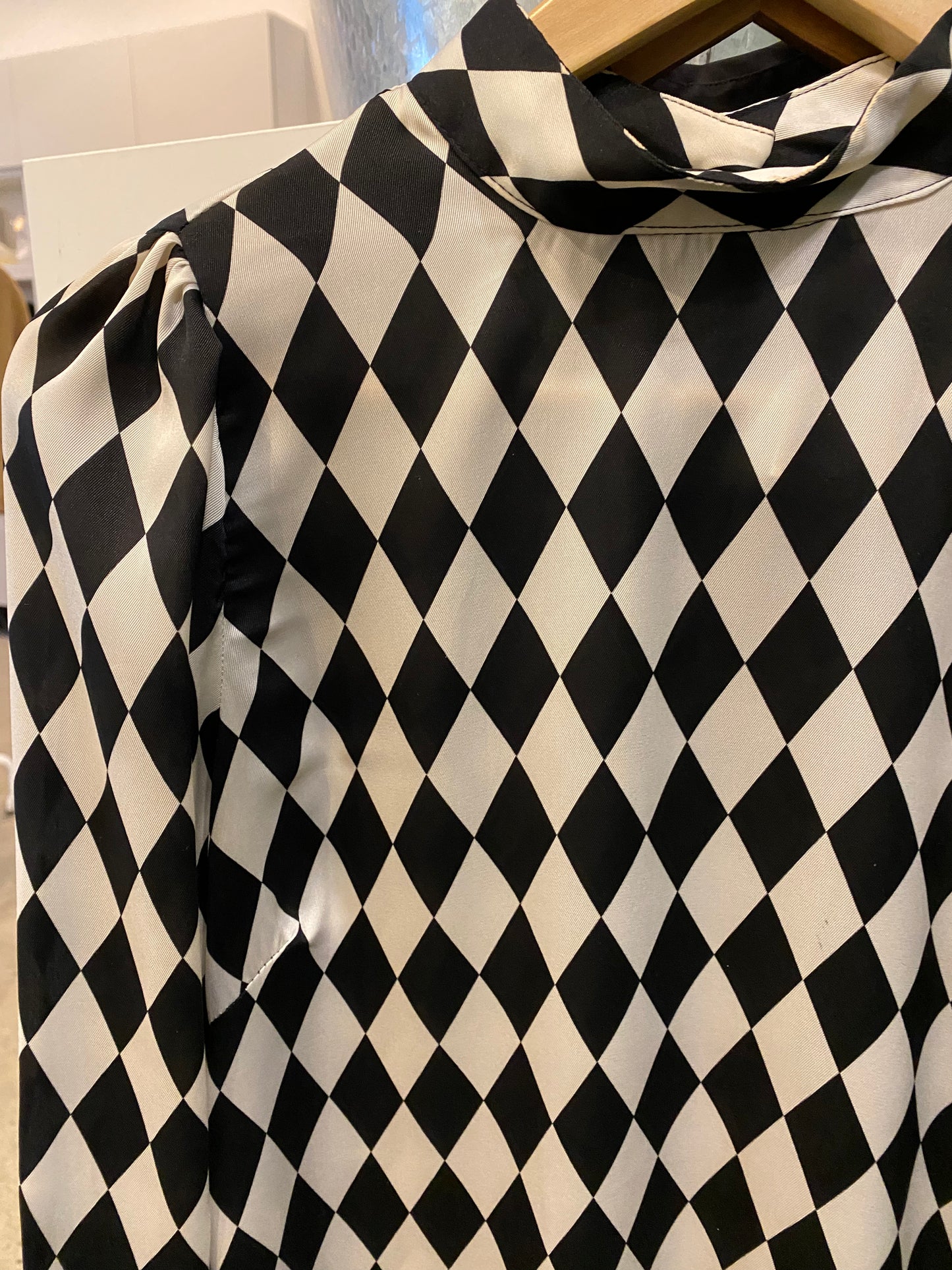 Consignment 2429-01 Dixie Black and white blouse 100% poly sz M
