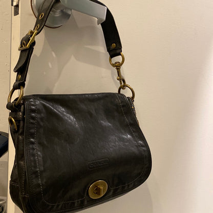 Consignment 0089-04 Coach black leather shoulder bag. SN K0971-14523