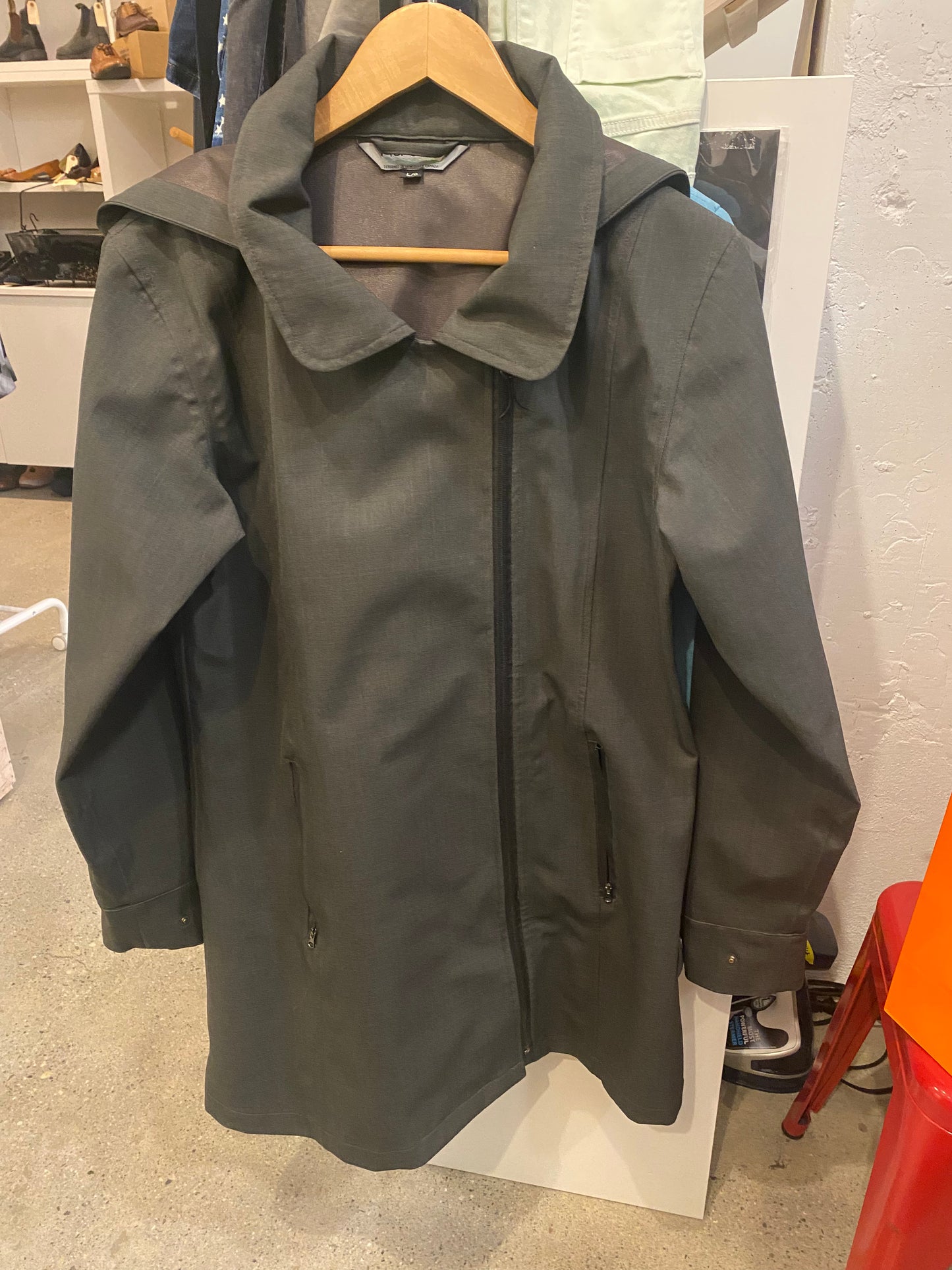 Consignment 1120-03 hooded Riorain rain jacket sz L