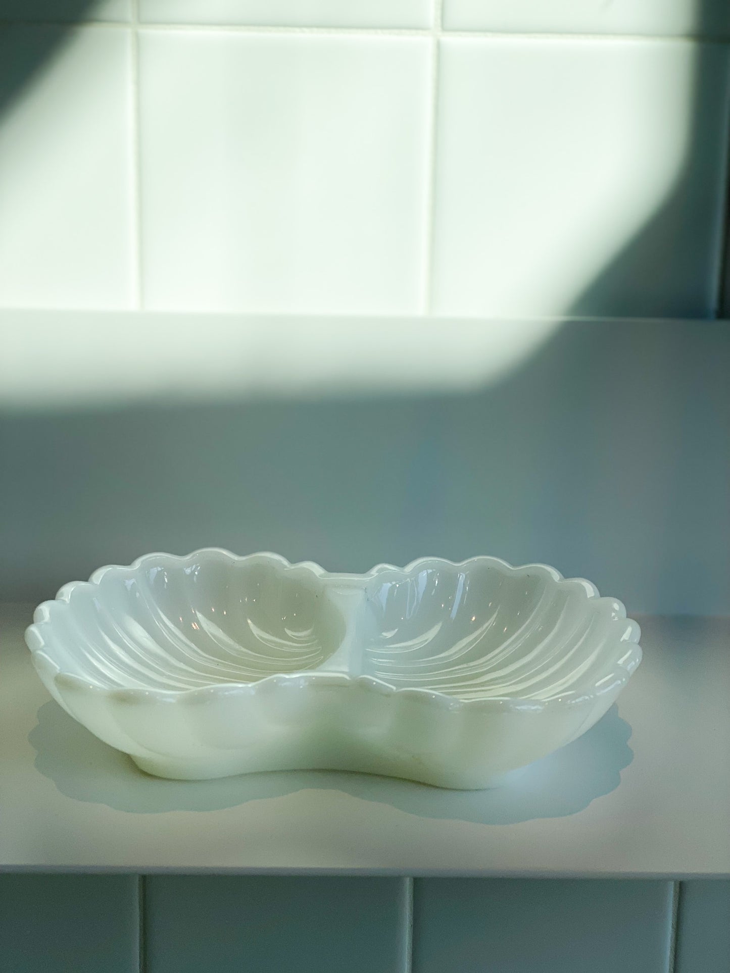 Gail Vintage - Vintage Avon clamshell milk glass dish