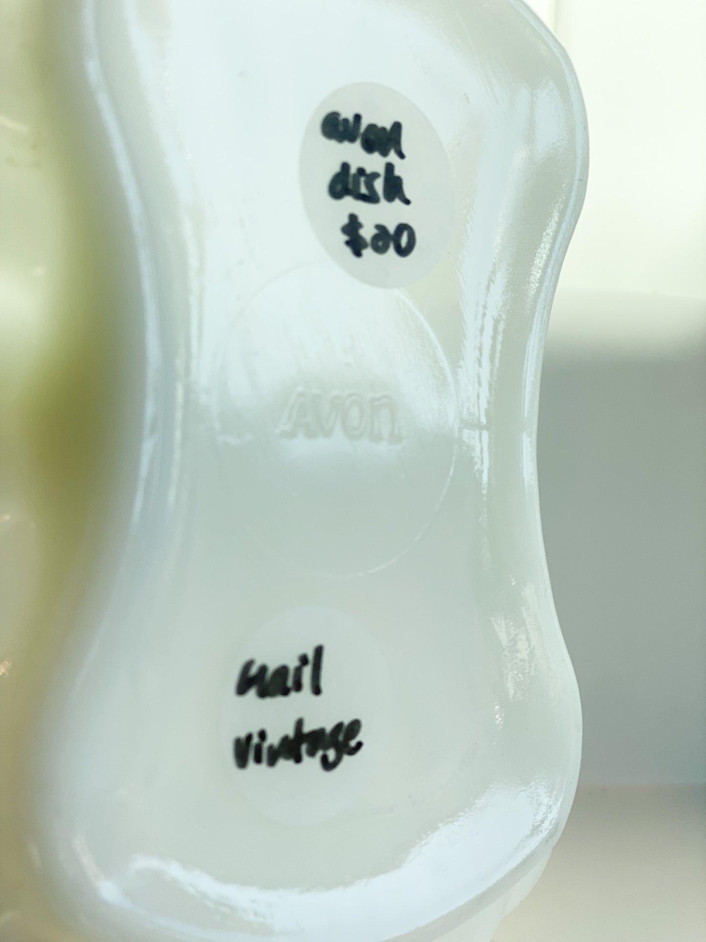 Gail Vintage - Vintage Avon clamshell milk glass dish